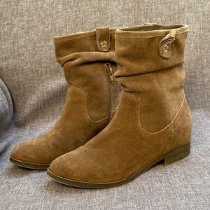 G H Bass Women’s Tan Suede Low Boots Ankle Size 7.5 Zip